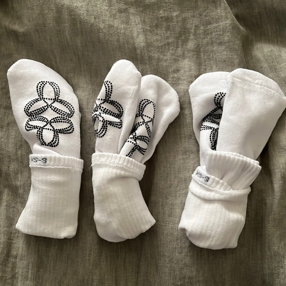 Aritzia TNA crew sock 3 pack